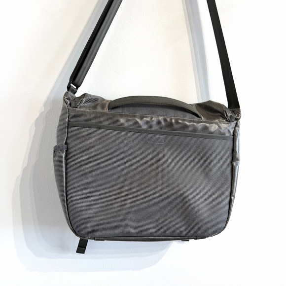 Patagonia Black Hole Mini Messenger 12L travel outdoors grey pink buckle closure - Picture 7 of 16